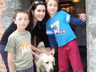 Viviane Benchaya with family and dog