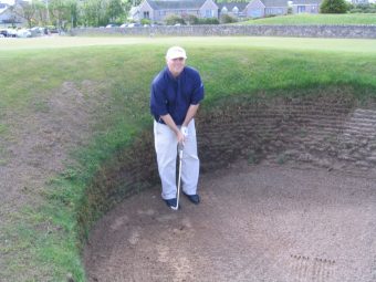 Jeff Zapfe hitting a ball out of the rough