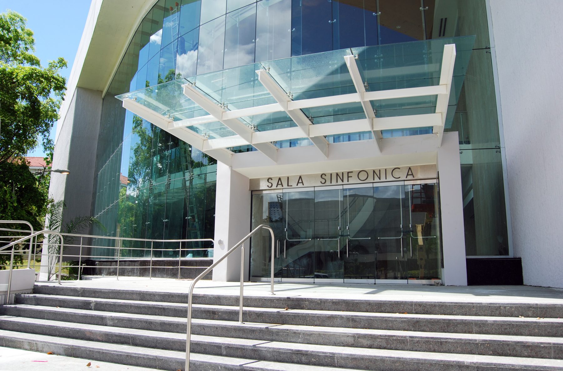 Sala Sinfonica Pablo Casals Exterior steps entryway